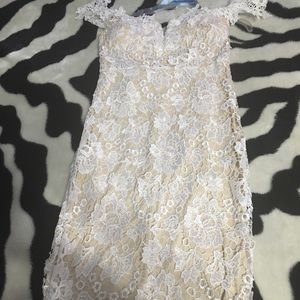 Beautiful off shoulders dress, worn only once!!